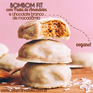 Veja como preparar uma deliciosa receita de Bombom fit com Pasta de Amendoim e Chocolate Branco de Macadâmia caseiro!